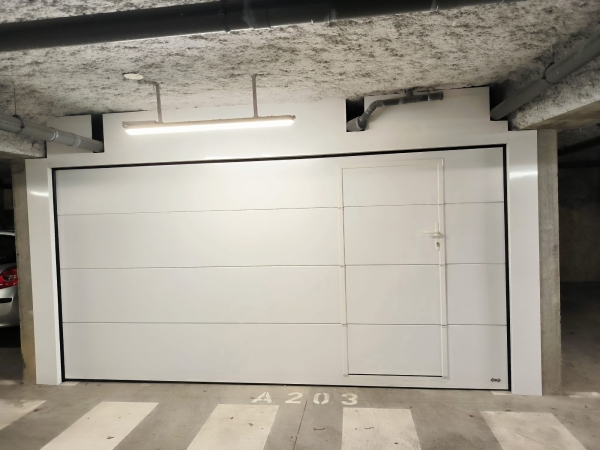 Installation d&#039;une porte de garage sectionnelle motorisée à Nantes