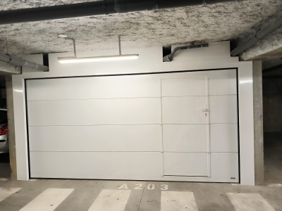 Installation d'une porte de garage sectionnelle motorisée à Nantes