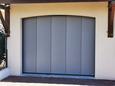 Installation d'une porte de garage à déplacement latéral motorisée à Rezé (44400)