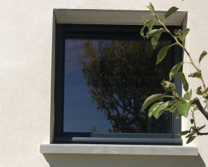 Installation d&#039;une fenêtre aluminium K•LINE avec Volet Roulant