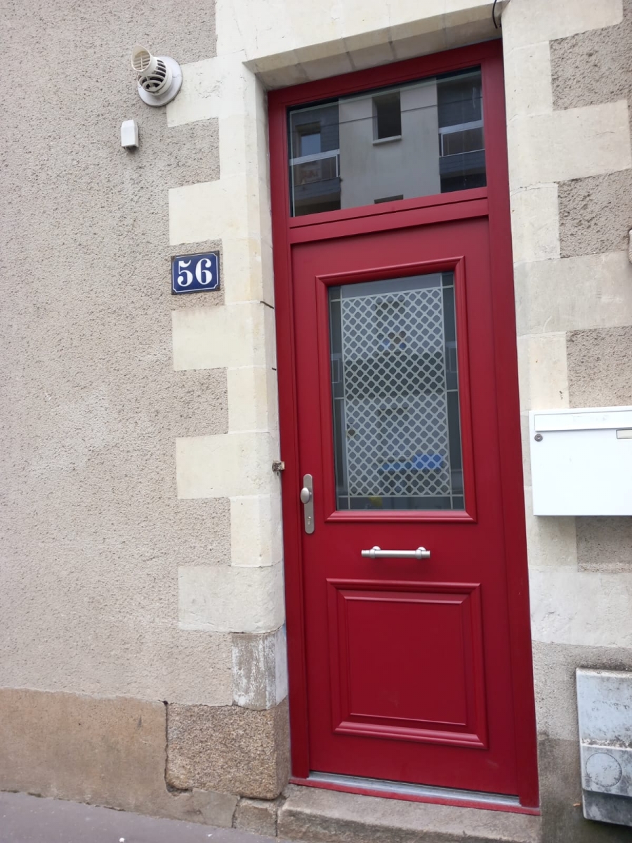 Installation d&#039;une porte d&#039;entrée avec imposte en aluminium à Nantes