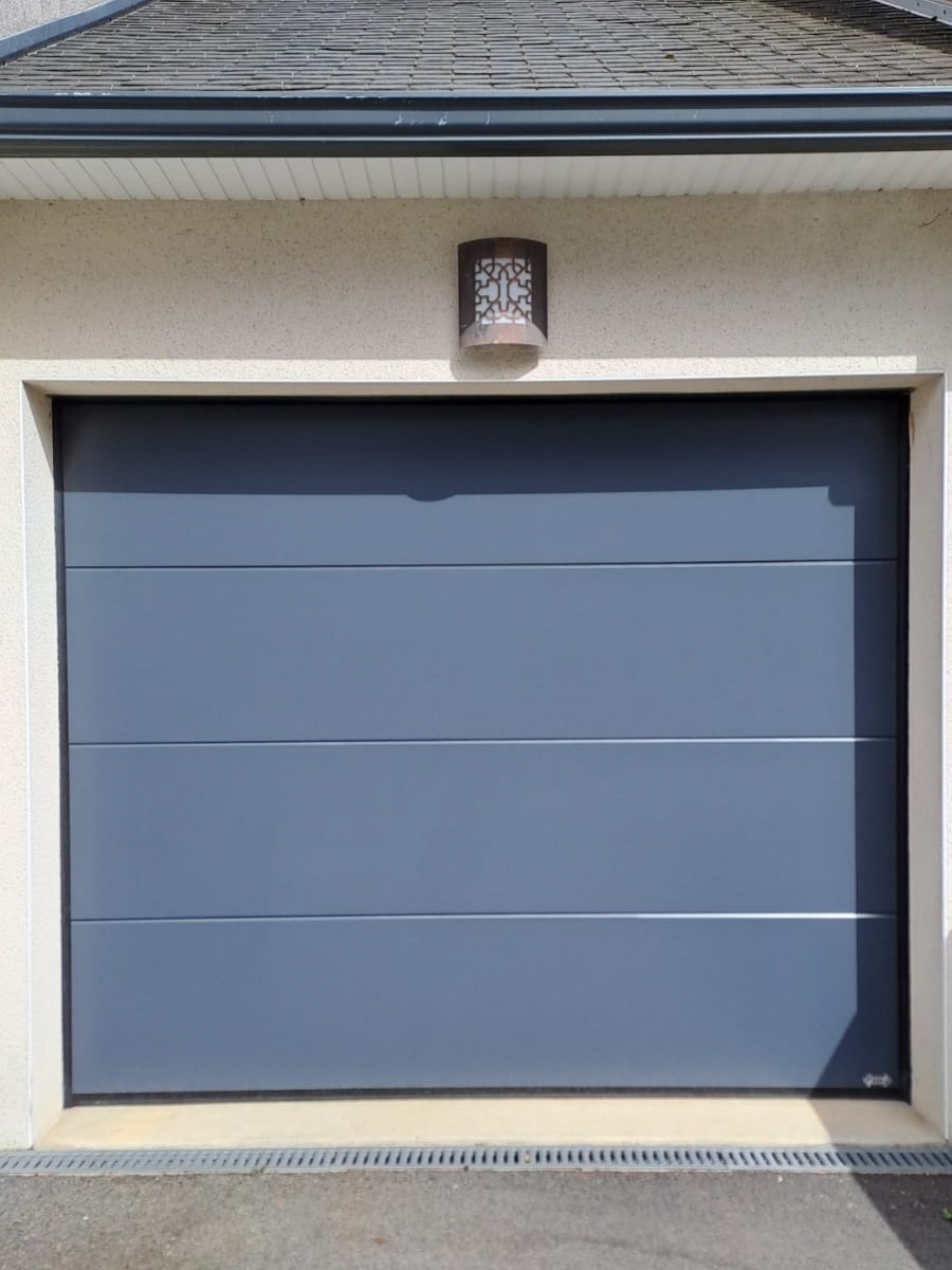 Installation d&#039;une porte de garage sectionnelle motorisée à Sainte-Luce-sur-Loire (44980)