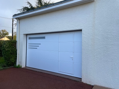 Installation d&#039;une porte de garage sectionnelle motorisée à Vertou (44120)